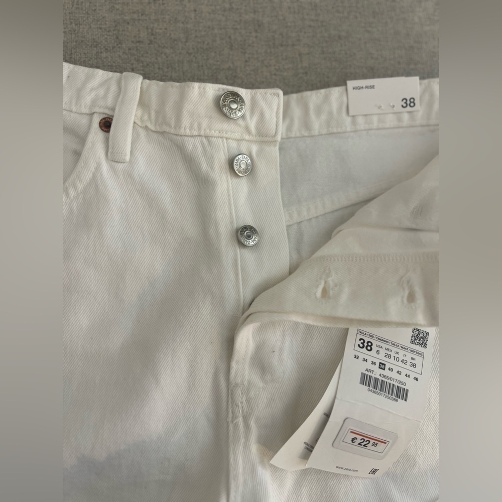 ZARA White High-Rise Denim Shorts | NWT | Size 6 - Picture 8 of 8